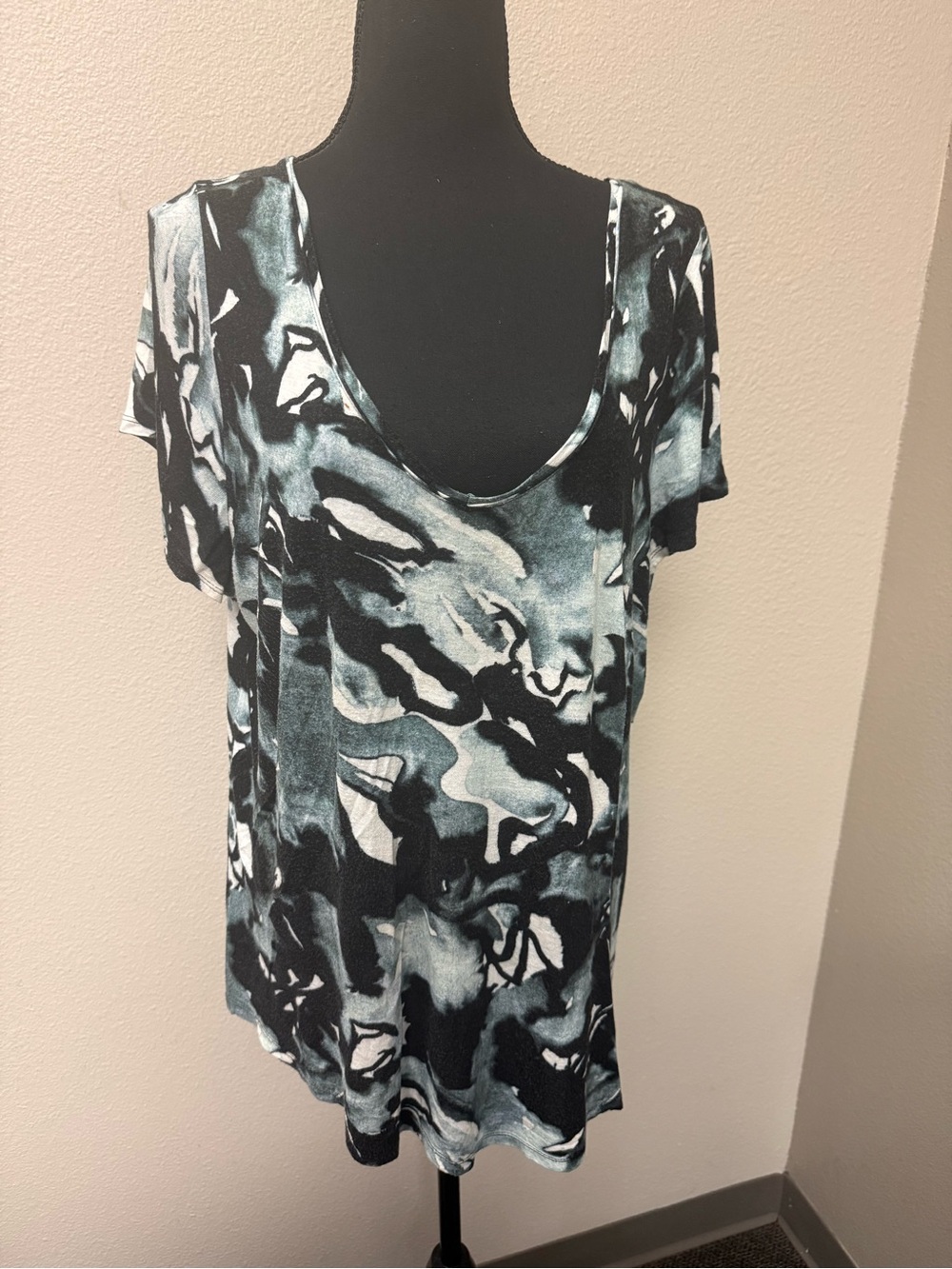 Simply Vera Wang 0X Black Gray Abstract Floral Scoop Neck Tunic Top Plus Size - Picture 2 of 10